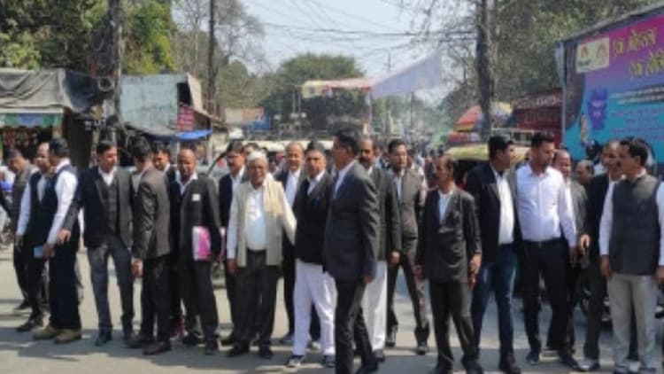 बरेली में उमेश पाल की हत्या के विरोध में वकीलों का प्रदर्शन, एडवोकेट प्रोटेक्शन एक्ट लागू करने की मांग