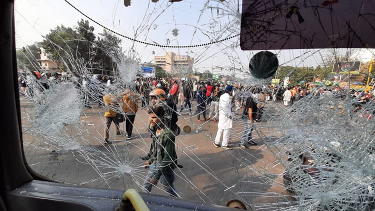 Kisan Tractor Parade: दिल्ली में कृषि कानूनों पर महाभारत, हिंसा करने वालों पर बरसे राकेश टिकैत