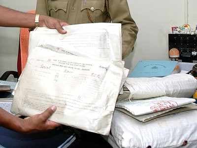 माध्यमिक की उत्तर-पुस्तिकाओं का एक बंडल गायब