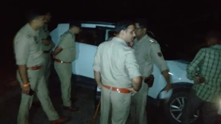 आगरा: कार में मिला किराना व्यापारी का खून से लथपथ शव, हत्या और आत्महत्या के बीच उलझा मामला