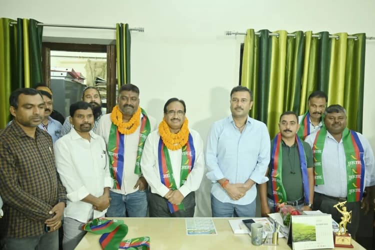 झारखंड: पूर्व आईएएस अधिकारी ब्रज मोहन कुमार ने थामा आजसू का दामन, सुदेश महतो ने बताया पार्टी का लक्ष्य