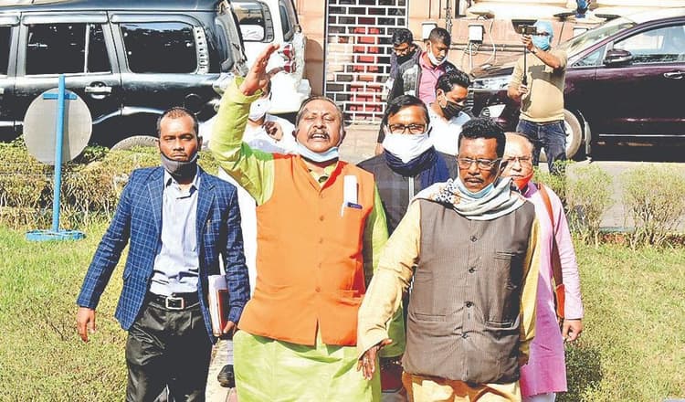 कृषि कानूनों के खिलाफ प्रस्ताव पास करने के लिए आहूत बंगाल विधानसभा में हंगामा, लगे जय श्रीराम के नारे