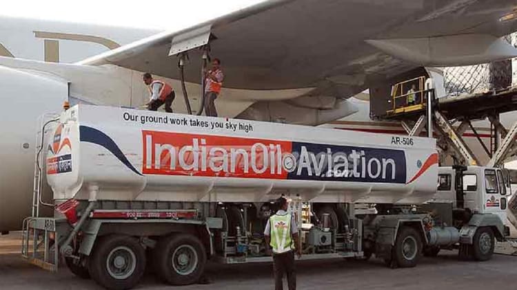 Airfare Price Hike: कच्चे तेल में लगी आग का असर, ATF के बढ़े दाम, त्योहारी सीजन में हवाई यात्रा पर कटेगी जेब