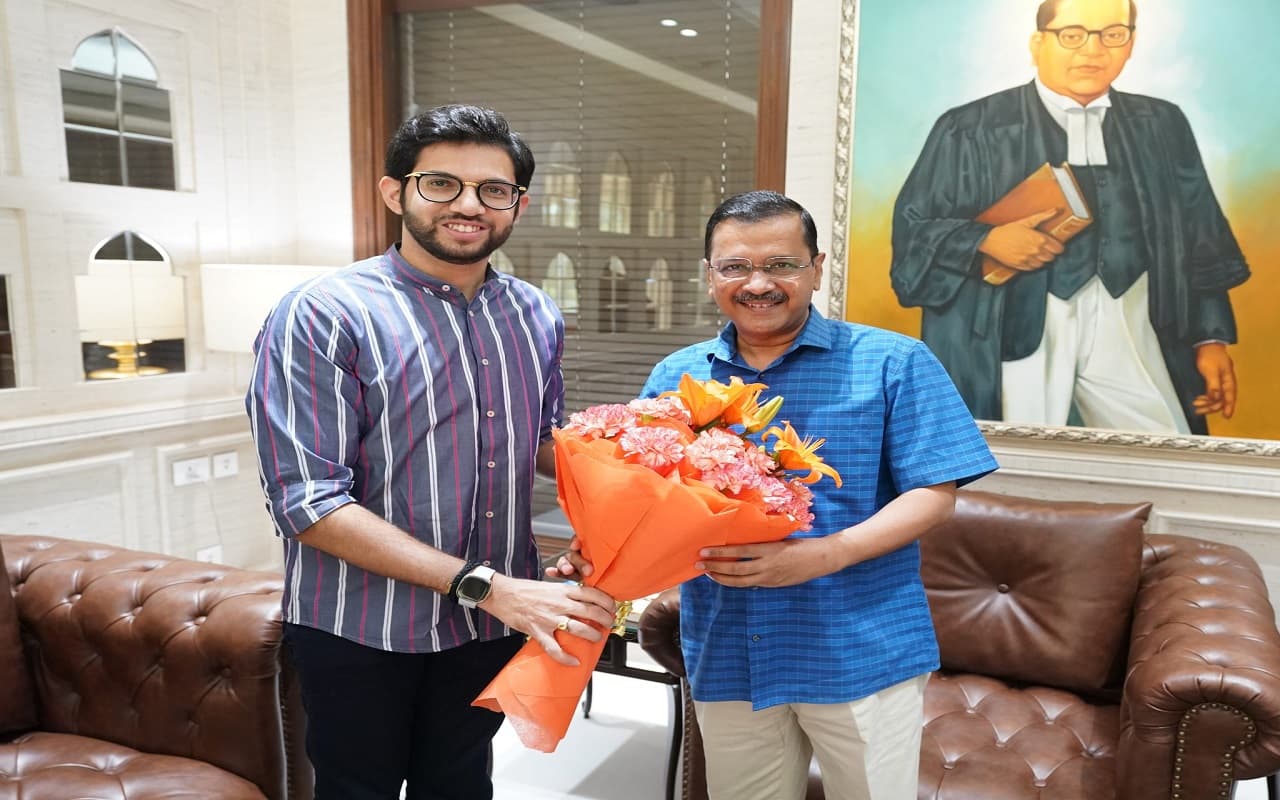 शिवसेना (UBT) नेता आदित्य ठाकरे ने की अरविंद केजरीवाल से मुलाकात, राजनीतिक सरगर्मी तेज शिवसेना (UBT) नेता आदित्य ठाकरे ने की अरविंद केजरीवाल से मुलाकात, राजनीतिक सरगर्मी तेज