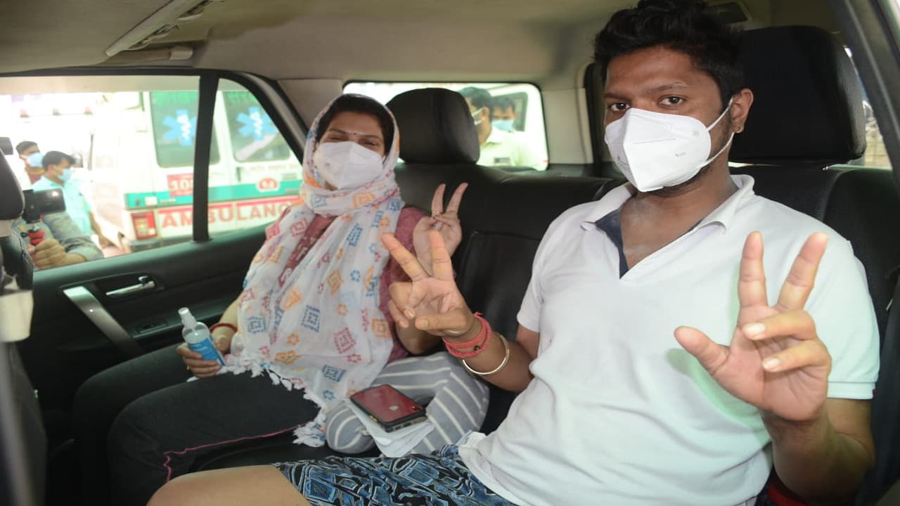 Coronavirus Update News : कोरोना संक्रमण के बीच आने लगी राहत की खबर, स्वस्थ होकर मुस्कुराते हुए जा रहे अपने घर