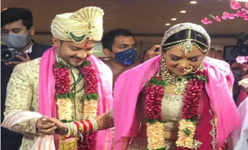 Aditya Narayan Wedding: आदित्य नारायण की शादी की पहली फोटो आई सामने, श्वेता अग्रवाल से शादी के बंधन में बंधने पहुंचे सिंगर