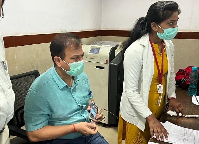 आगरा के जिला अस्पताल में स्वास्थ्य अधिकारियों ने किया औचक निरीक्षण, मिलीं तमाम खामियां