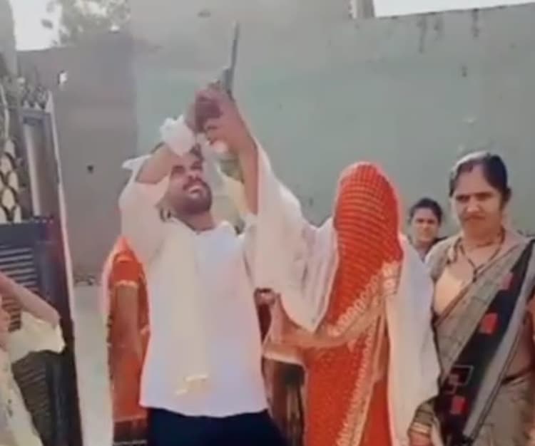 Agra News: दूल्हा-दुल्हन ने घर में कदम रखने से पहले की फायरिंग, वायरल वीडियो के बाद FIR