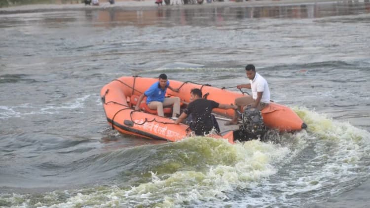 आगरा: यमुना में डूबे चार युवकों में से गोताखोरों ने दो के शव निकाले, अभियान जारी, शनिवार को हुआ था हादसा