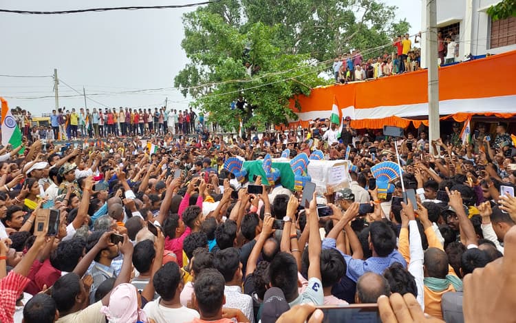 झारखंड : गिरिडीह में अपने लाल के अंतिम दर्शन को उमड़ा जनसैलाब, नम आंखों से दी विदाई