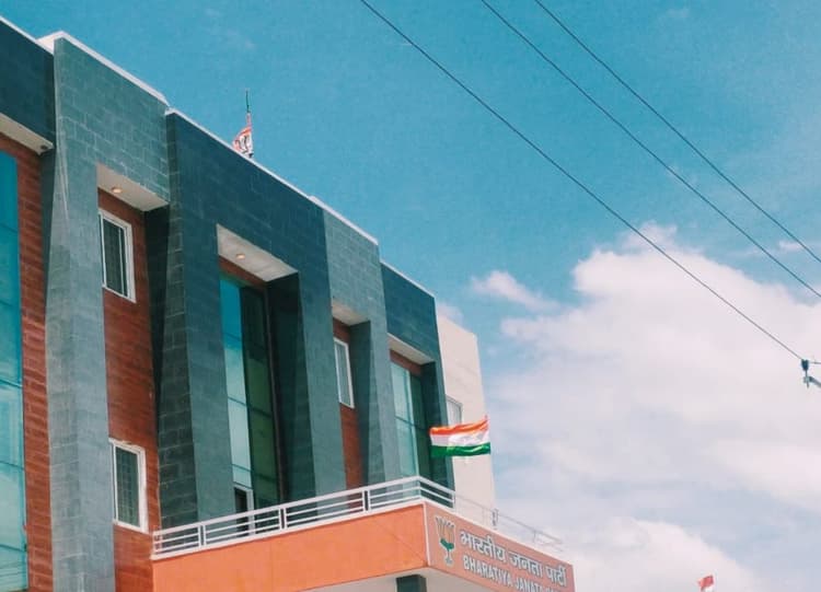 Exclusive: 15 अगस्त पर अलीगढ़ के भाजपा जिला कार्यालय पर तिरंगे से ऊपर फहरा दिया पार्टी का झंडा