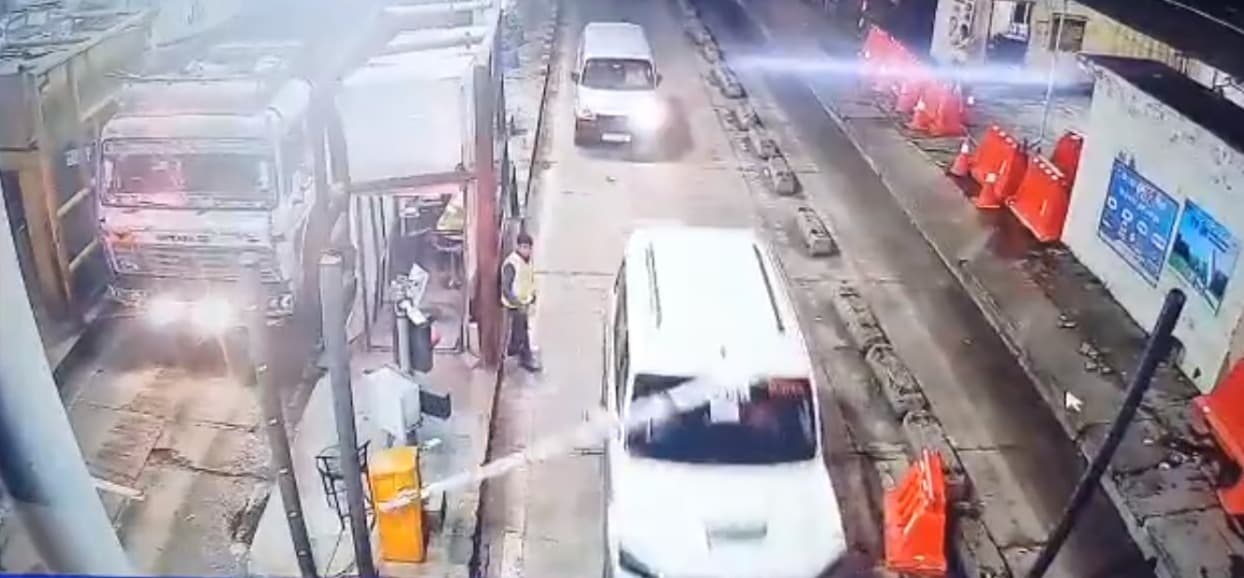 Aligarh: छर्रा से BJP विधायक के गुर्गों की गुंडई CCTV में कैद, टोल कर्मियों को केबिन में घुसकर पीटा