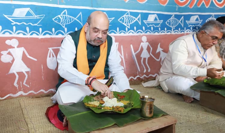 आदिवासी के घर भोजन कर बांकुरा में ममता सरकार पर बरसे अमित शाह, बोले, तृणमूल के खिलाफ लोगों के गुस्से को महसूस कर सकते हैं