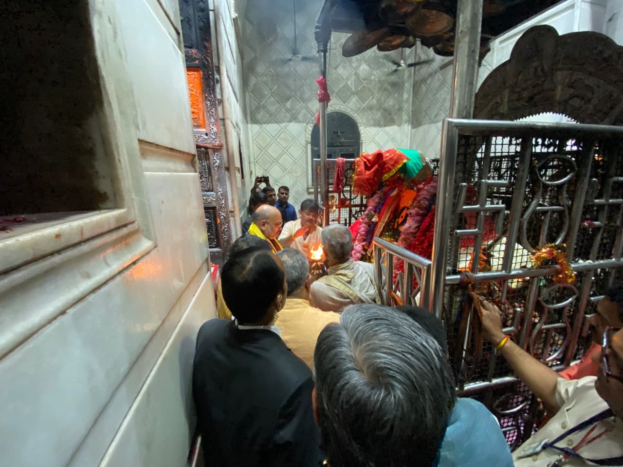अमित शाह ने कालीघाट में मां काली की पूजा की