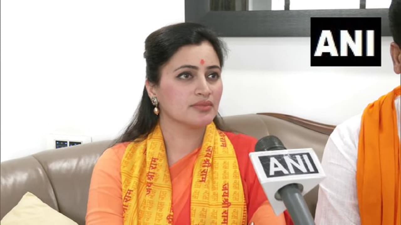 Hanuman Chalisa Controversy: बैकफुट पर नवनीत राणा! बोलीं- मातोश्री के बाहर नहीं पढ़ेंगे हनुमान चालीसा