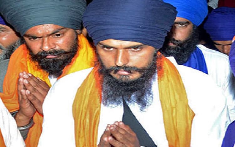 Amritpal Singh Arrested: अमृतपाल सिंह को लेकर विशेष विमान असम के डिब्रूगढ़ पहुंचा