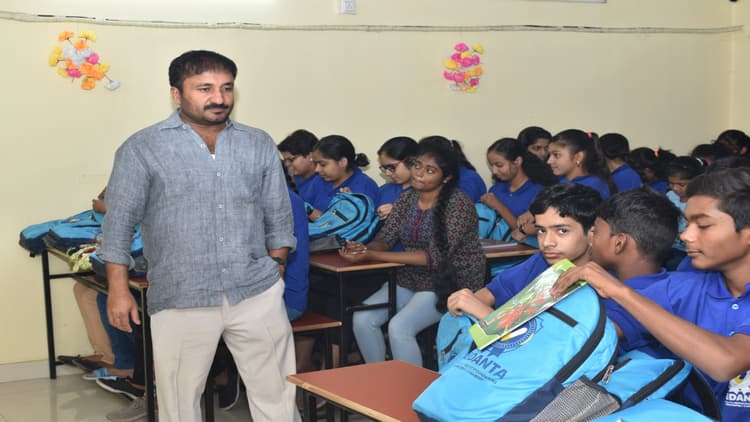 Exclusive: अब सोशल साइट पर बच्चों की क्लास लेंगे सुपर-30 के संस्थापक आनंद कुमार, बच्चों को दिए कई टिप्स