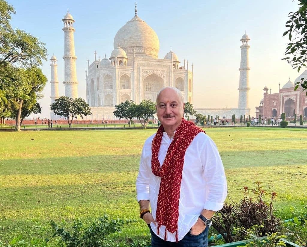 एक्टर अनुपम खेर ने किया ताजमहल का दीदार, आगरा में शूटिंग के लिए पहुंचे अभिनेता का वीडियो वायरल