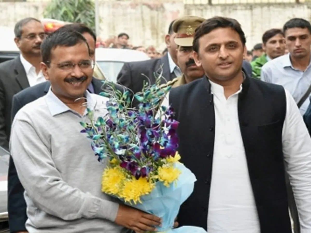 अखिलेश यादव से आज मिलेंगे अरविंद केजरीवाल, अध्यादेश के सहारे दोस्ती चढ़ेगी परवान, बन सकते हैं नए सियासी समीकरण अखिलेश यादव से आज मिलेंगे अरविंद केजरीवाल, अध्यादेश के सहारे दोस्ती चढ़ेगी परवान, बन सकते हैं नए सियासी समीकरण