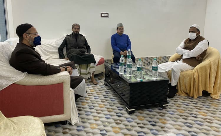 बंगाल चुनाव से पहले कोलकाता पहुंचे AIMIM प्रमुख ओवैसी, फुरफुरा शरीफ में अब्बास सिद्दीकी से की मुलाकात, TMC ने कही ये बात