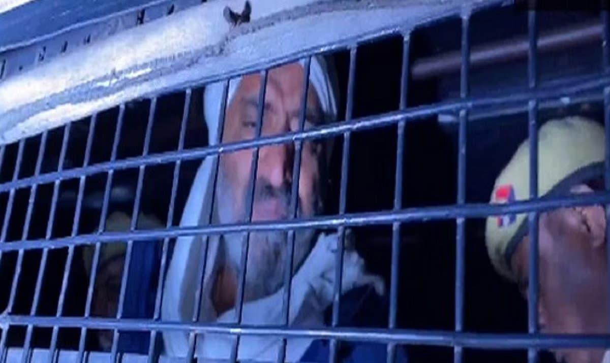 बरेली जेल से अशरफ अहमद भारी सुरक्षा के बीच प्रयागराज रवाना, पत्नी-बहन को हत्या का डर, सीबीआई जांच की मांग