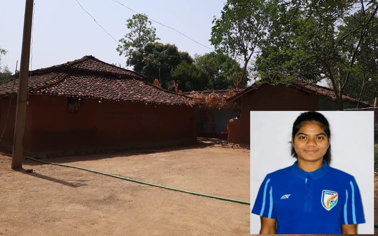भारतीय महिला फुटबॉल टीम की कप्तान अष्टम के गांव में कभी नक्सलियों का था बोलबाला, अब मिल रही अलग पहचान भारतीय महिला फुटबॉल टीम की कप्तान अष्टम के गांव में कभी नक्सलियों का था बोलबाला, अब मिल रही अलग पहचान