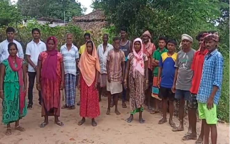 Under-17 भारतीय महिला फुटबॉल टीम की कप्तान अष्टम उरांव के गुमला के गोर्राटोली गांव में खुशी, देखें Pics