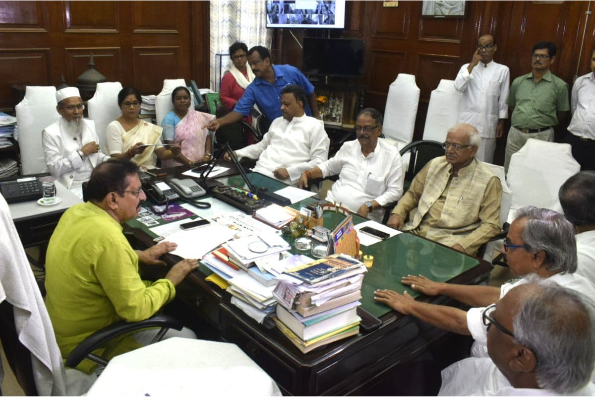 विधानसभा में ममता कैबिनेट के दो मंत्रियों के बीच फाइल रोकने को लेकर तू-तू , मैं-मैं