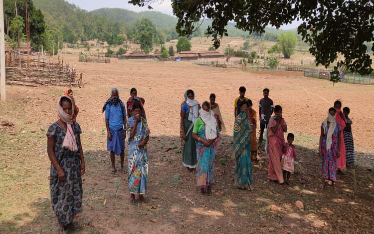 Jharkhand News: संकट में हैं पहाड़ पर बसे लोदापाट के असुर जनजाति के ग्रामीण, हाथियों के डर से छिपते फिर रहे