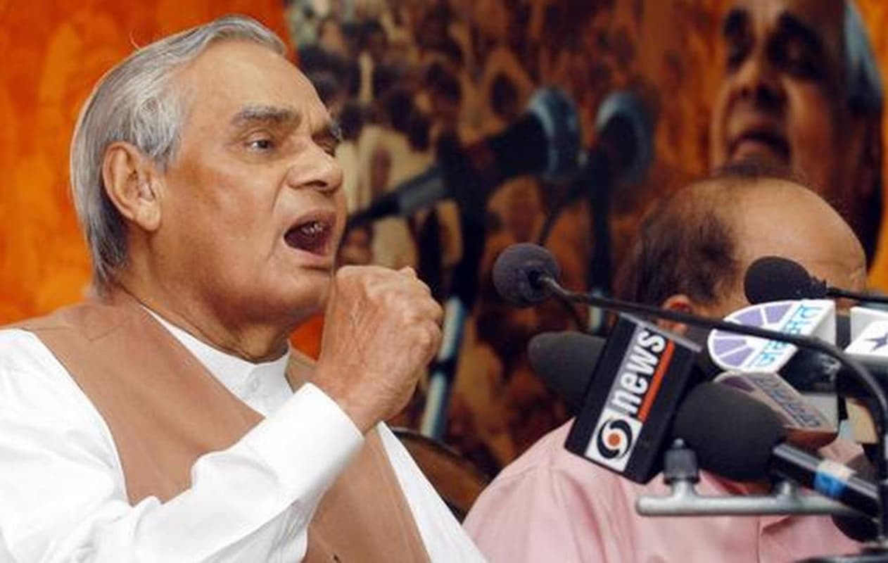 Atal Bihari Vajpayee : जब संसद में अटल जी ने कहा था- हम संख्याबल के सामने सिर झुकाते हैं, देखें उनका यह यादगार भाषण