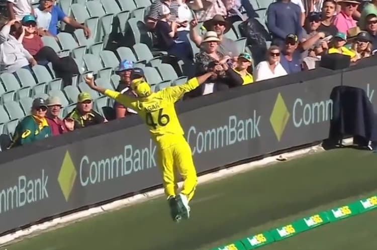 AUS vs ENG ODI : एश्टन एगर ने हवा में उड़कर रोक दिया डेविड मलान का छक्का, VIDEO सोशल मीडिया पर वायरल