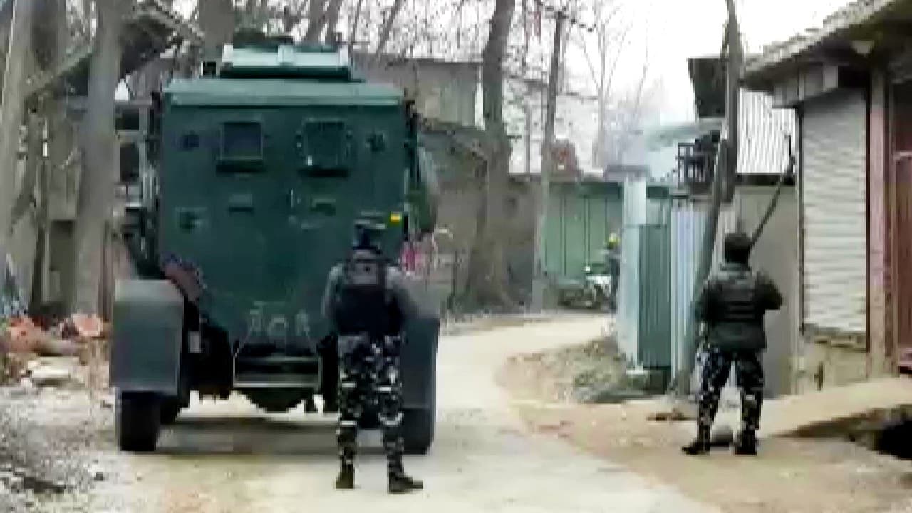 जम्मू-कश्मीर के अवंतीपुरा में आतंकी समीर अहमद तांत्रे मुठभेड़ में ढेर, इस संगठन से है संबंध जम्मू-कश्मीर के अवंतीपुरा में आतंकी समीर अहमद तांत्रे मुठभेड़ में ढेर, इस संगठन से है संबंध