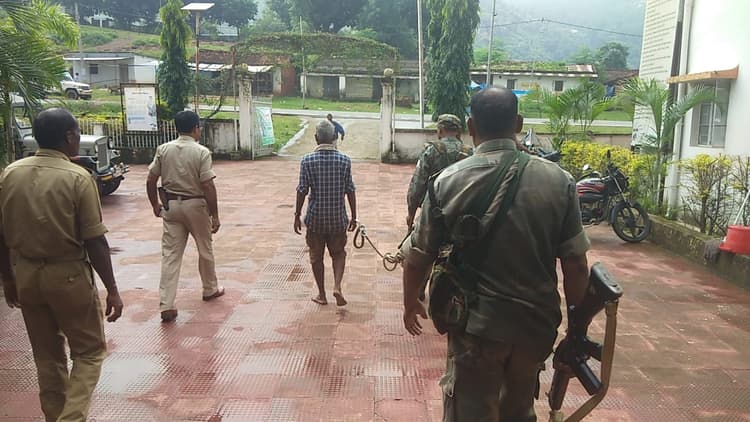 Jharkhand Naxal News: गुमला के रायडीह में हार्डकोर नक्सली गिरफ्तार, मुठभेड़ में बच निकलने के बाद बैठा था छुपकर