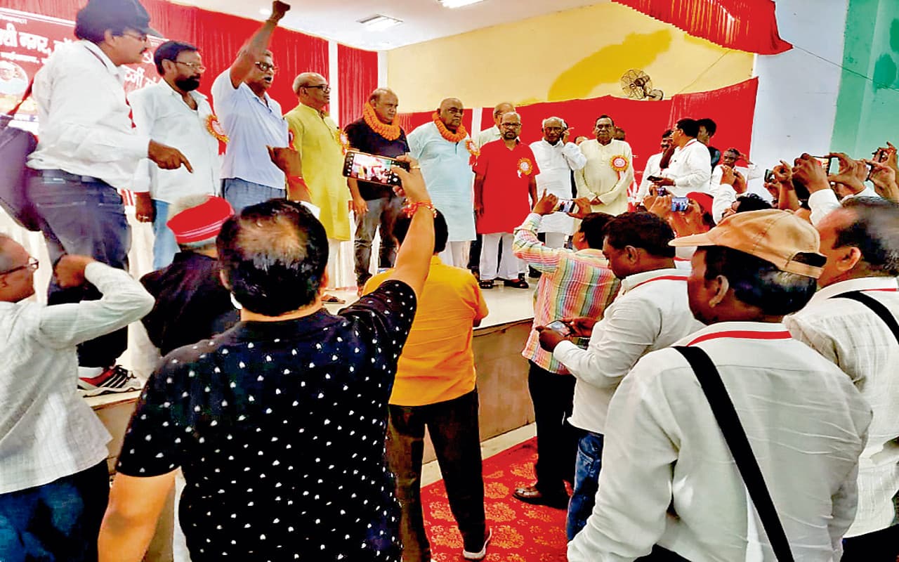 Jharkhand News: धनबाद में बिहार कोलियरी कामगार यूनियन का हुआ दो फाड़, CPM और मासस ने बनायी अलग कमेटी Jharkhand News: धनबाद में बिहार कोलियरी कामगार यूनियन का हुआ दो फाड़, CPM और मासस ने बनायी अलग कमेटी