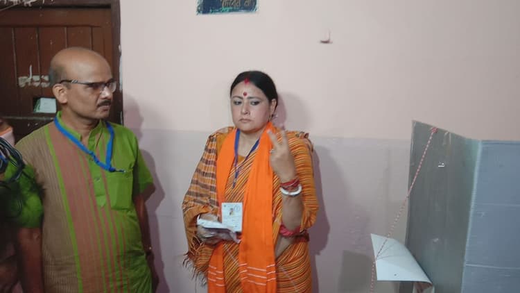 आसनसोल लोकसभा उपचुनाव : भाजपा प्रत्याशी अग्निमित्रा पाल ने किया मतदान, कहा- प्रत्येक बूथ का करूंगी दौरा