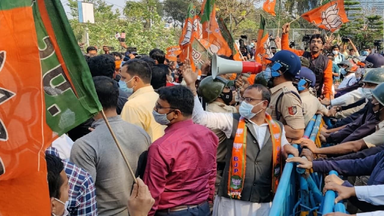 पश्चिम बंगाल: BJP दफ्तर में तोड़फोड़ मामले के दोषियों की गिरफ्तारी की मांग, बिधाननगर कमिश्नरेट का घेराव