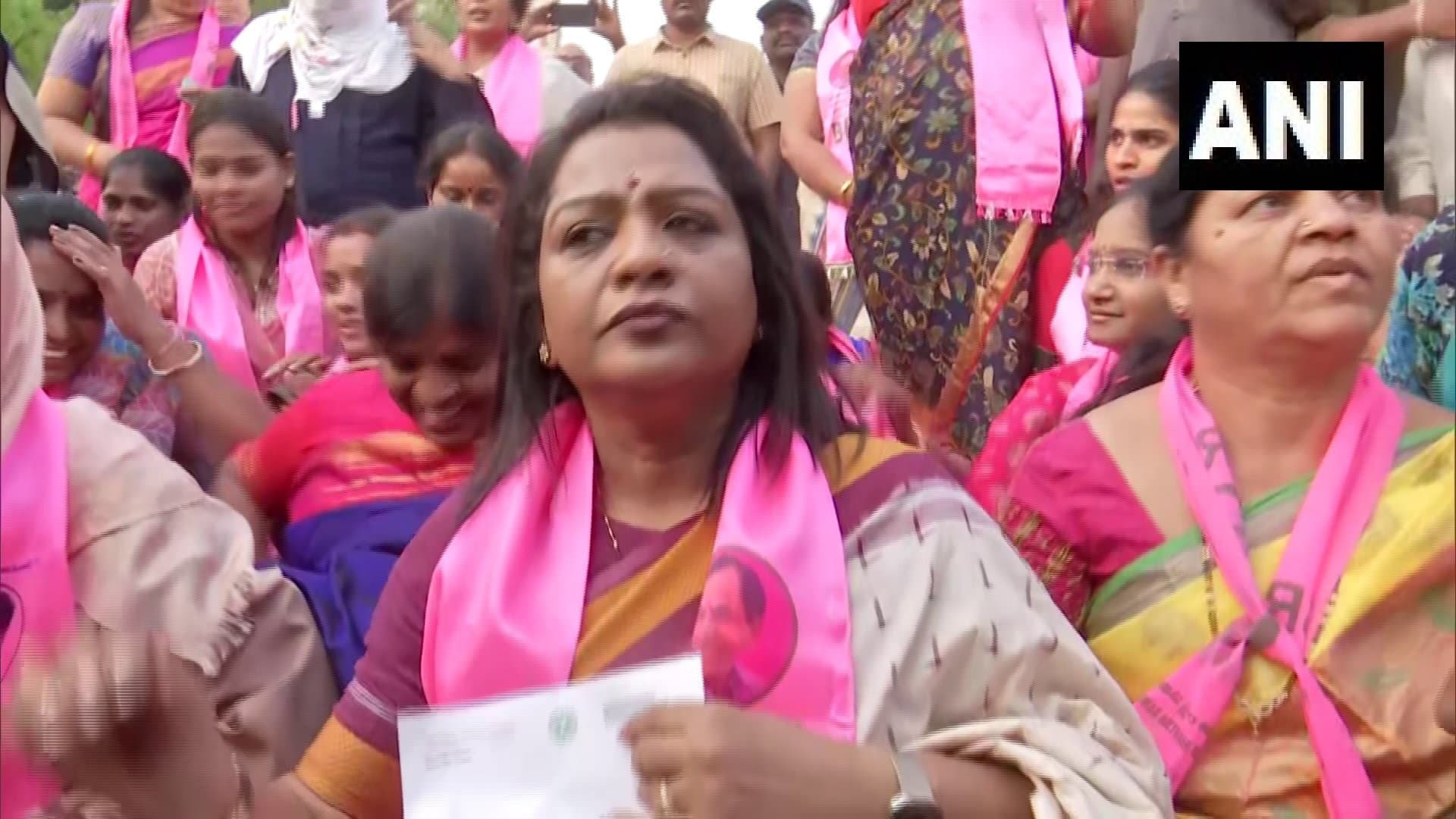 Telangana: के कविता के खिलाफ 'अपमानजनक' टिप्पणी, BRS ने BJP नेता बंदी संजय का पुतला जलाया