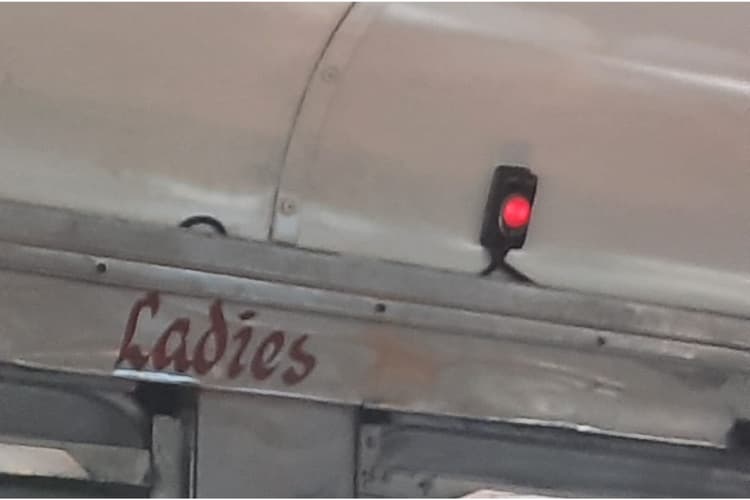 बंगाल : परेशानी की घड़ी में मदद के लिए वाहनों में लगे पैनिक बटन उत्सुकता से दबा रहे लोग