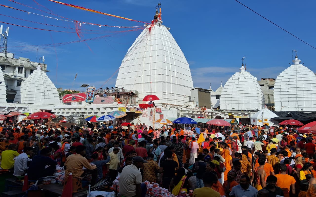 श्रावणी मेला: भोलेनाथ ने पूरी की भाई के लिये मांगी मन्नत, अब जमीन पर घूमते हुए बाबाधाम जा रहे मनोहर