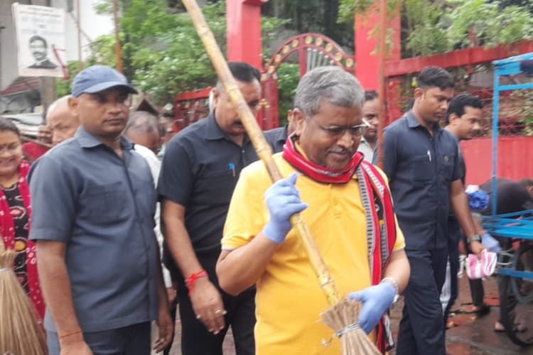 PHOTOS: गिरिडीह में बीजेपी का स्वच्छता अभियान, झाड़ू लेकर सड़क साफ करते दिखे पूर्व सीएम बाबूलाल मरांडी