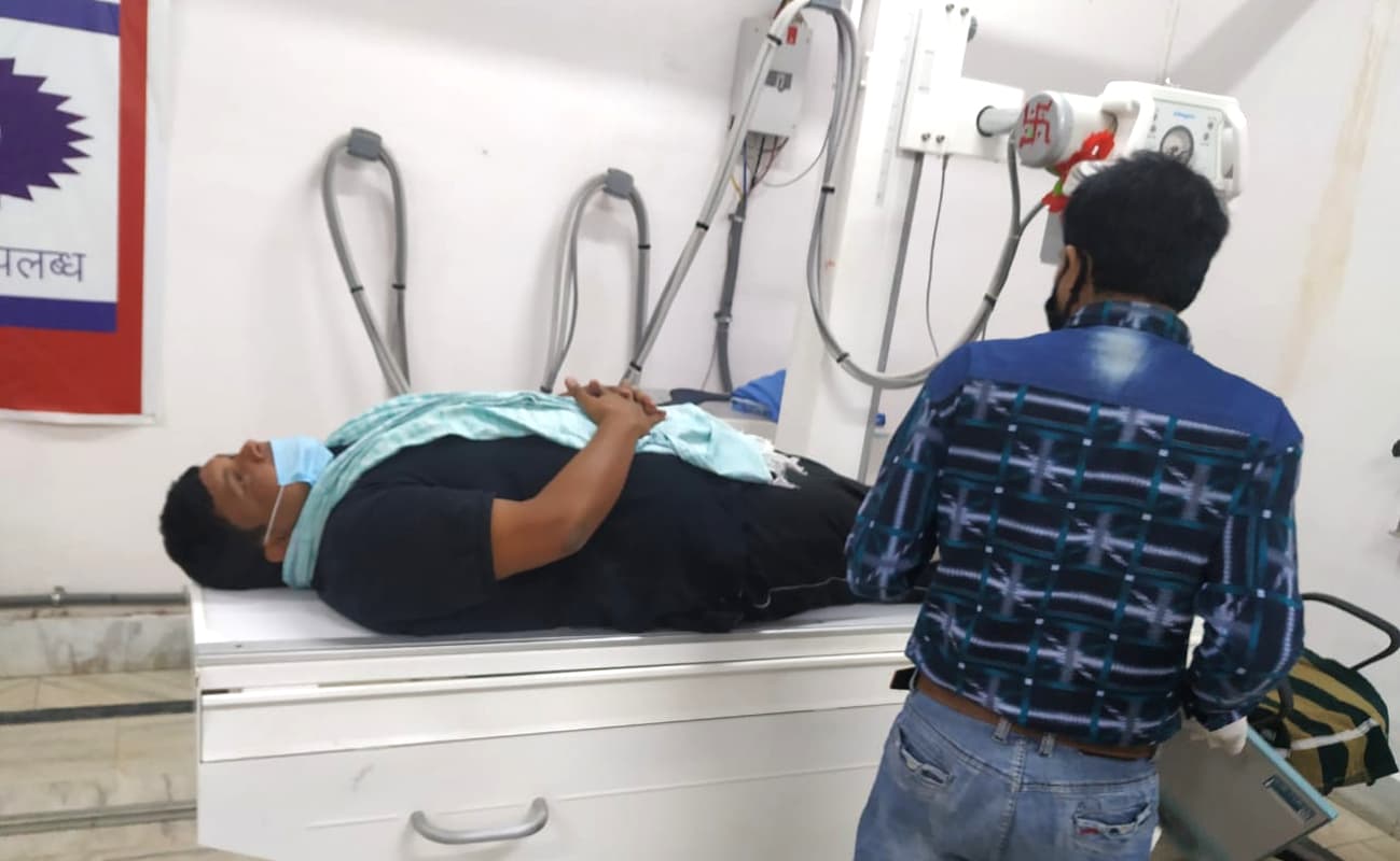 झारखंड के कृषि मंत्री बादल पत्रलेख की कार के सामने आ गया ट्रक, चोटिल मंत्री का जामताड़ा सदर अस्पताल में हुआ इलाज