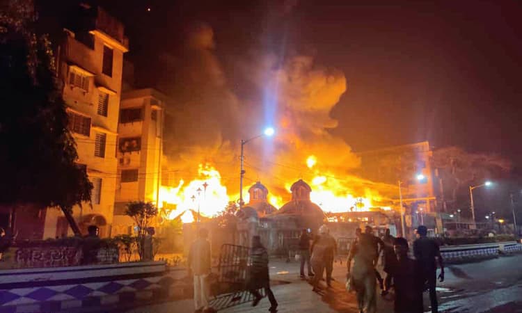 5 सिलेंडर फटने से कोलकाता के बागबाजार इलाके में लगी भीषण आग, मां सारदा मठ भी चपेट में आया