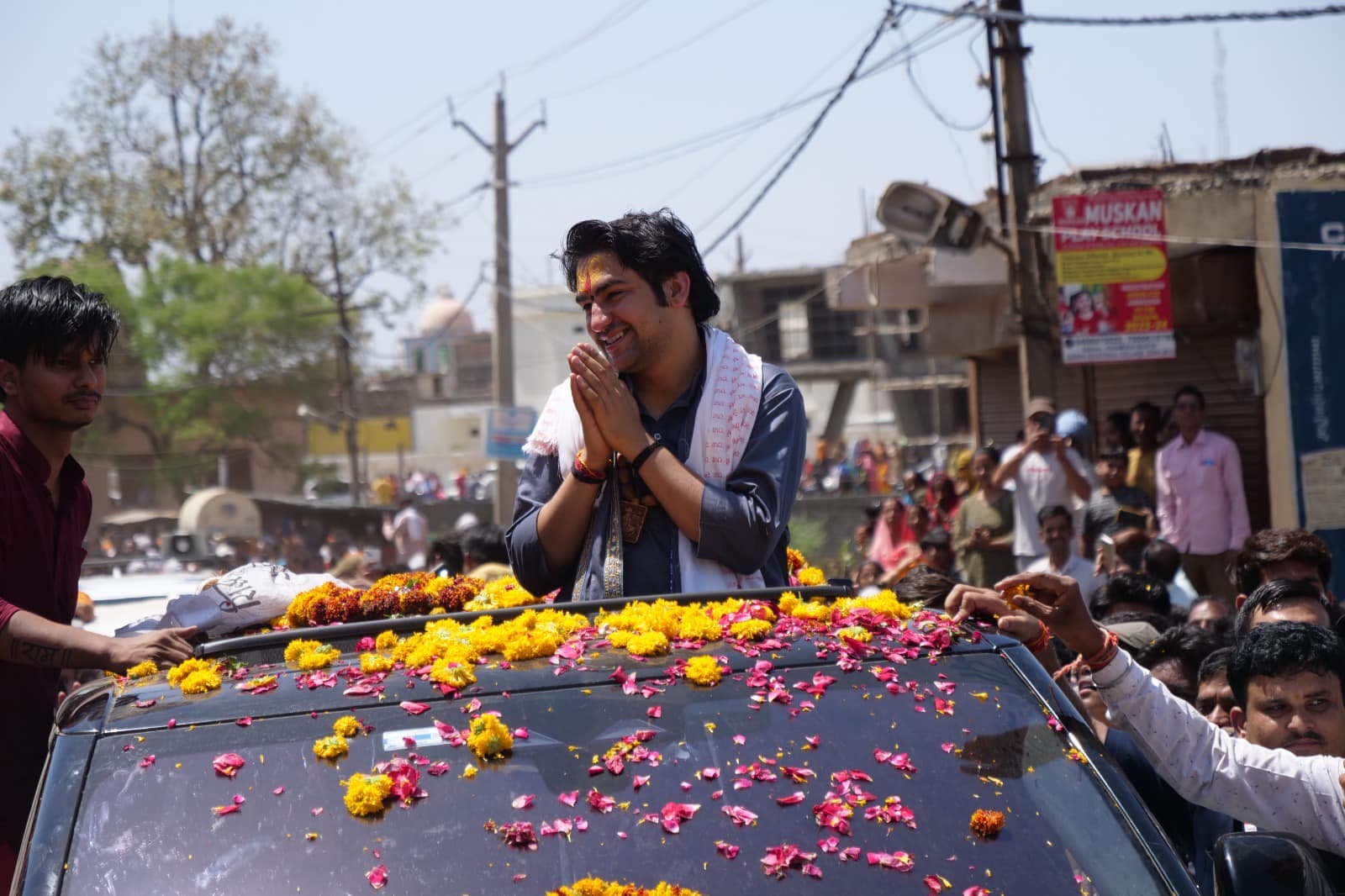 Dhirendra Krishna Shastri News: अपने रोड शो में किन गाड़ियों पर नजर आते हैं बागेश्वर धाम सरकार?