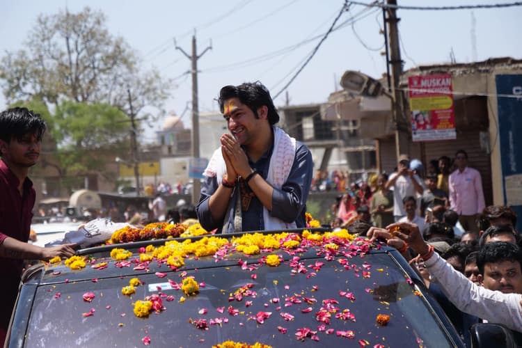 Dhirendra Krishna Shastri News: अपने रोड शो में किन गाड़ियों पर नजर आते हैं बागेश्वर धाम सरकार?