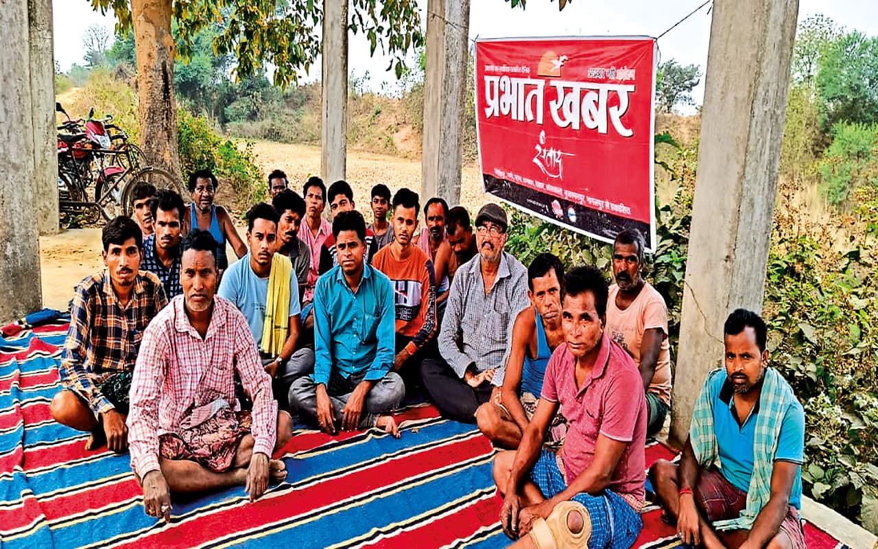 झारखंड का ऐसा गांव जहां के 2000 एकड़ खेत नदी में समाये, लेकिन किसान आज भी दे रहे लगान