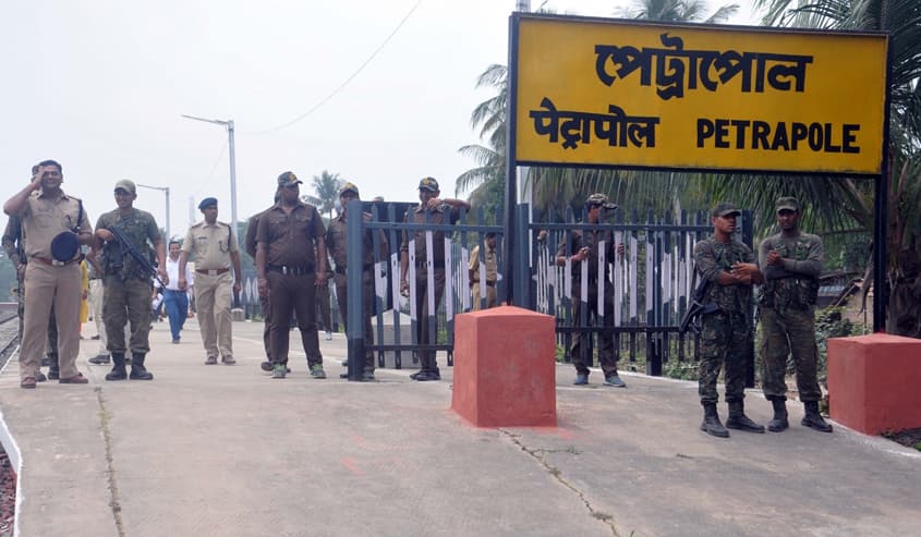 पेट्रापोल से बांग्लादेशियों के आने पर रोक