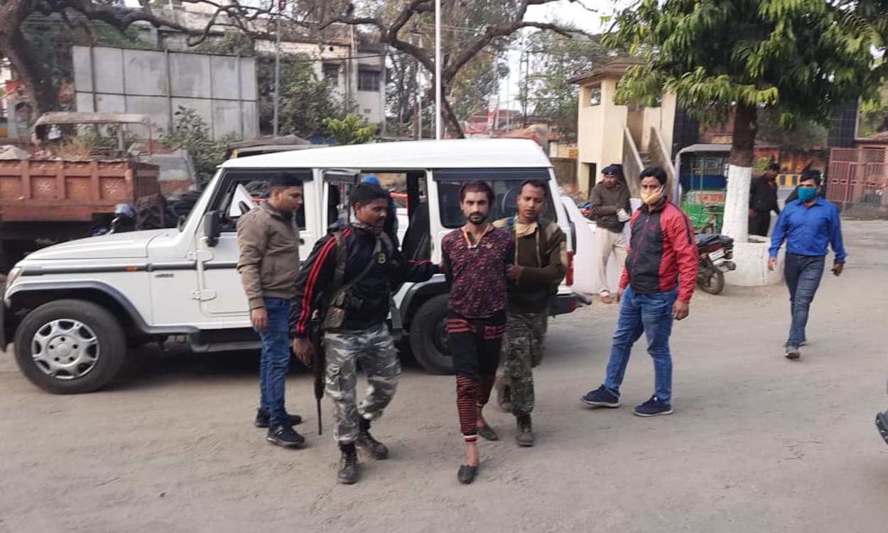 बांकुड़ा थाने की पुलिस पहुंची देवघर, हत्या के आरोपी को पिस्टल व गोली के साथ किया गिरफ्तार