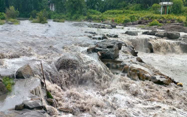 कोल माइंस का पानी छोड़ने से पाकुड़ की बांसलोई नदी हुई काली, DC ने गठित की जांच टीम