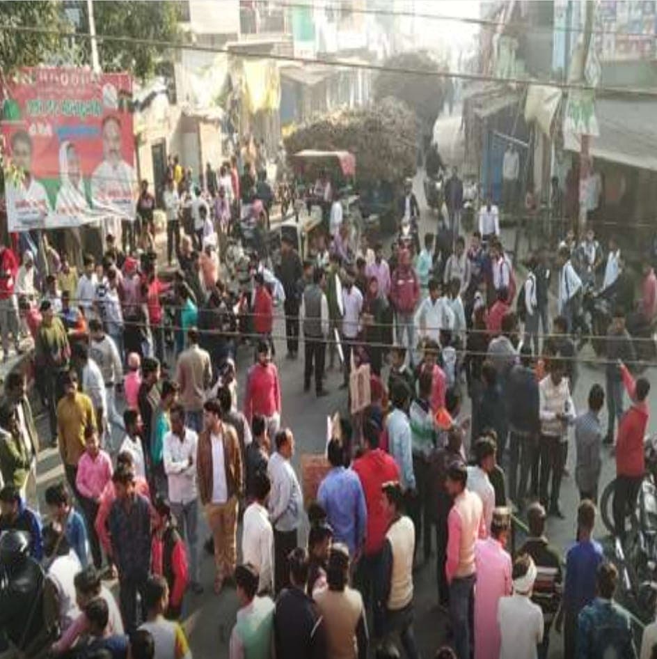पीलीभीत में छात्रा की दरिंदगी के बाद हत्या में नाबालिग प्रेमी की गिरफ्तारी पर भड़के ग्रामीण, सड़क पर उमड़ी भीड़ पीलीभीत में छात्रा की दरिंदगी के बाद हत्या में नाबालिग प्रेमी की गिरफ्तारी पर भड़के ग्रामीण, सड़क पर उमड़ी भीड़