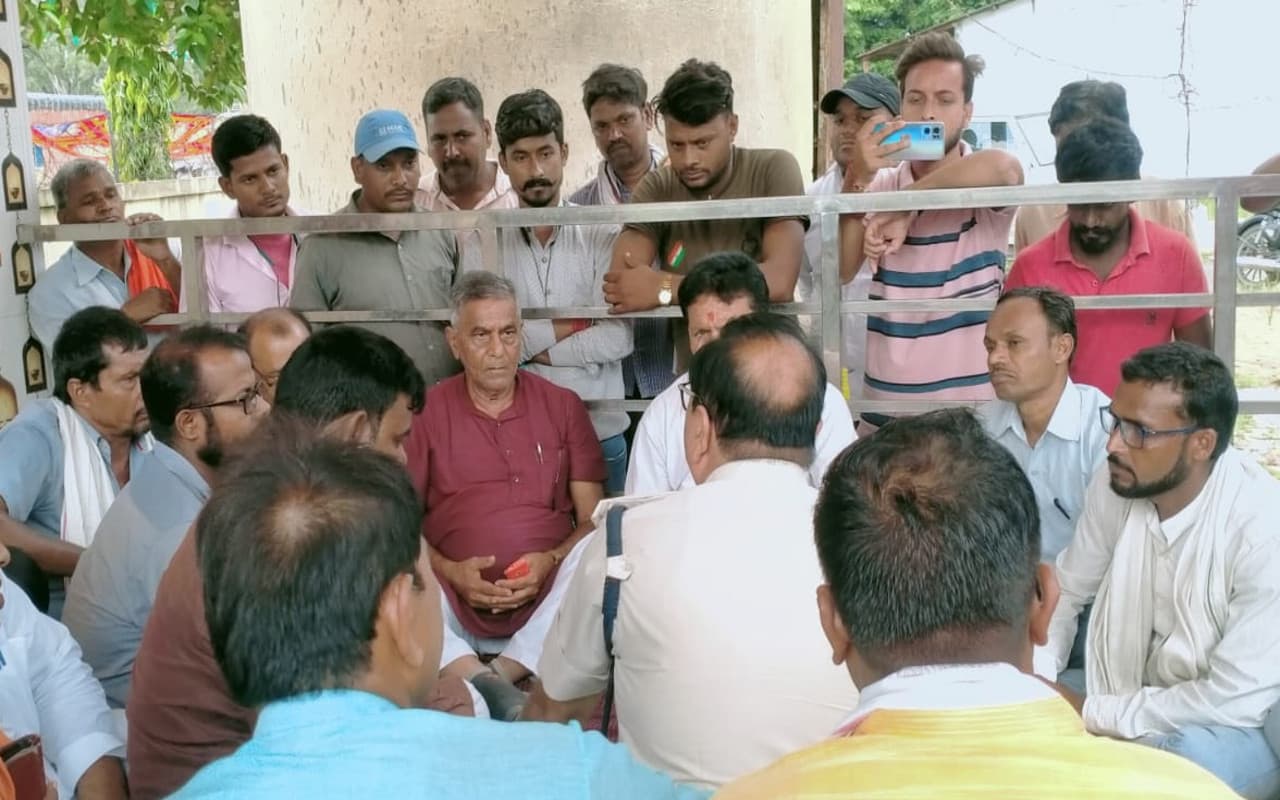 पुलिस की कार्यशैली से नाराज कांग्रेस विधायक उमाशंकर अकेला धरने पर बैठे, कोडरमा SP ने ASI को किया सस्पेंड